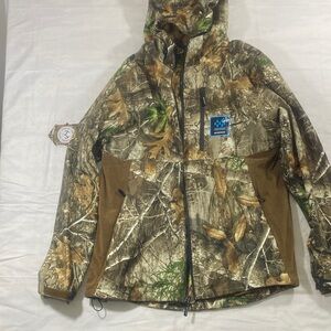Realtree Men Camouflage waterproof jacket with Green and Brown Accents